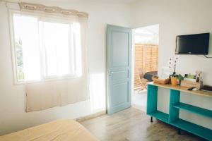 Habitación con armario azul y ventana en Ti salé 1 en Étang-Salé les Bains