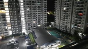 une vue aérienne d'un parking avec des bâtiments dans l'établissement The EH's Homestay Marina View Villa PortDickson, à Port Dickson