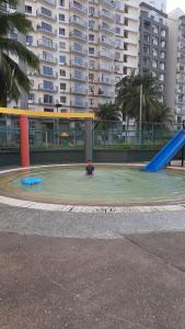 une aire de jeux avec un toboggan bleu dans un parc dans l'établissement The EH's Homestay Marina View Villa PortDickson, à Port Dickson
