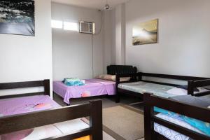 Zimmer mit 2 Etagenbetten und einem Fenster in der Unterkunft D Guest House Ilocos in Laoag