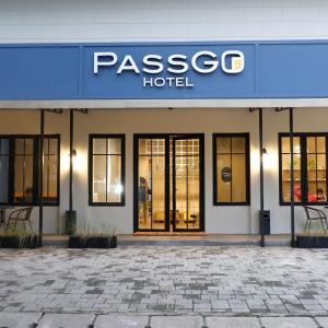雅加達的住宿－PassGo Thamrin，带有阅读pasco酒店的标志的建筑