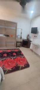 una habitación con una alfombra con rosas rojas en el suelo en Raniah homestay en Kuching