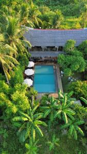 uma vista superior de uma piscina num jardim em The Hillside Resort Siargao em General Luna