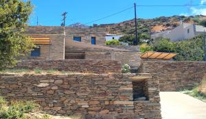 Aegean Deep Blue Andros Ano Aprovato في Apróvaton: جدار حجري امام المنزل