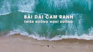 una vista aerea di una spiaggia con le parole balladi canarmarm them biting di The View Hotel a Cam Lâm