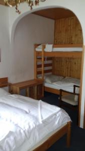 Bunk bed o mga bunk bed sa kuwarto sa Hotel Nico