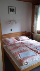 um quarto com uma cama grande e uma estrutura em madeira em Hotel Nico em Spindleruv Mlyn