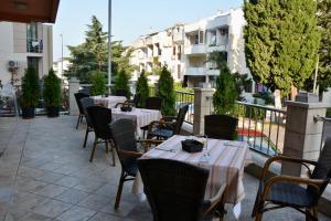 ein Restaurant mit Tischen und Stühlen auf einer Terrasse in der Unterkunft Hotel Stella di Mare in Budva
