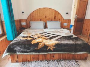 Postel nebo postele na pokoji v ubytování Hotel Hadimba Regency ! Free 4 Wheeler Parking ! Mountain View rooms ! Near Mall road Manali