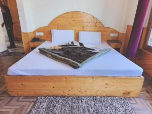 Voodi või voodid majutusasutuse Hotel Hadimba Regency ! Free 4 Wheeler Parking ! Mountain View rooms ! Near Mall road Manali toas