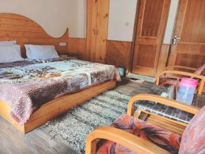 Voodi või voodid majutusasutuse Hotel Hadimba Regency ! Free 4 Wheeler Parking ! Mountain View rooms ! Near Mall road Manali toas