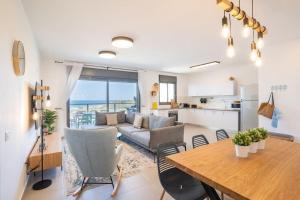 纳哈里亚חלום באכזיב的配有桌子和沙发的厨房和客厅