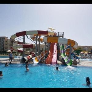 - un parc aquatique avec un toboggan dans la piscine dans l'établissement North coast sedra resort villa قريه سيدرا الساحل الشمالي, à Alexandrie