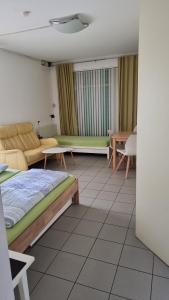 Postel nebo postele na pokoji v ubytování Gästehaus3land in Weil am Rhein