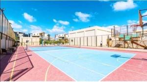 una pista de tenis en la parte superior de un edificio en North coast sedra resort villa قريه سيدرا الساحل الشمالي, en Alejandría