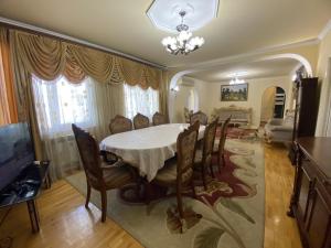 uma sala de jantar com mesa e cadeiras em VIP Hotel-Villa 3 in the center em Yerevan