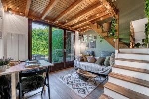 sala de estar con sofá y mesa en Cabane pour vos vacances à 190m du lac d’Annecy, en Menthon-Saint-Bernard