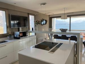 LE SOLAVUE 150 M2 VUE EXCEPTIONNELLE SUR LE LAC的厨房或小厨房