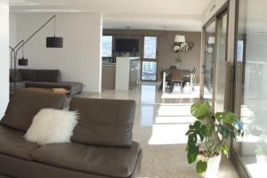 LE SOLAVUE 150 M2 VUE EXCEPTIONNELLE SUR LE LAC的休息区