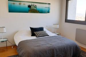 LE SOLAVUE 150 M2 VUE EXCEPTIONNELLE SUR LE LAC客房内的一张或多张床位