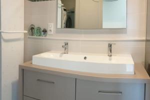 安锡LE SOLAVUE 150 M2 VUE EXCEPTIONNELLE SUR LE LAC的带白色水槽和镜子的浴室 更多16张照片