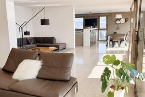 LE SOLAVUE 150 M2 VUE EXCEPTIONNELLE SUR LE LAC的厨房或小厨房