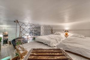 a bedroom with two twin beds and a bed frame at Cabane pour vos vacances à 190m du lac d’Annecy in Menthon-Saint-Bernard +40 photos