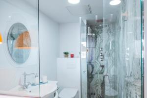 a bathroom with a shower and a toilet and a sink at Apartamento Plaza España Calle Princesa in Madrid