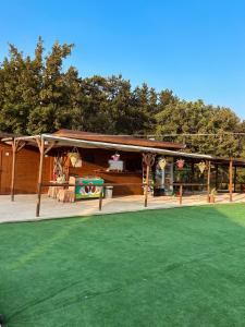 einem Pavillon mit grünem Rasen davor in der Unterkunft Хижа Тополица -The beautiful view in Aytos