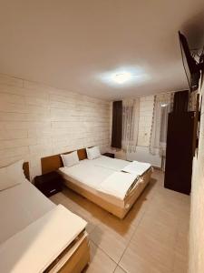 1 dormitorio con 2 camas en una habitación en Хижа Тополица -The beautiful view, en Aytos