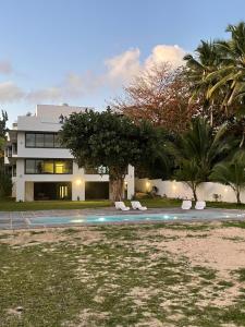 Riambel的住宿－APPARTEMENT DE LUXE SUR LA PLAGE，一座房子前面设有游泳池