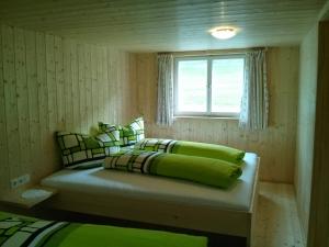 Postelja oz. postelje v sobi nastanitve Löchle. Ferienhütte im Bregenzerwald, Andelsbuch