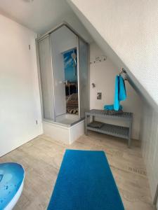 Baño con escalera y alfombra azul en Am alten Stadtgefängnis, en Naumburg