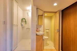 山中湖村にあるPiilo asobi&stayの洗面台とトイレ付きの小さなバスルーム +16枚の写真