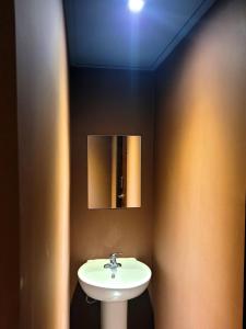 un bagno con lavandino e specchio di Good Guesthouse a Seul