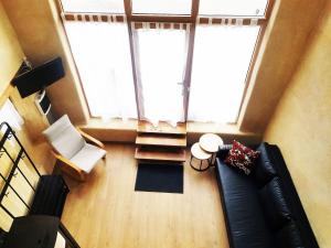 vistas panorámicas a una sala de estar con 2 ventanas grandes en Charme & Caractères de Campagne, en Tinténiac