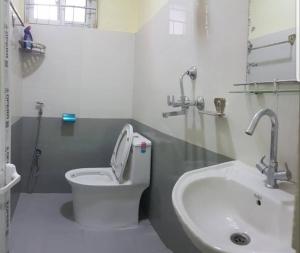 ein Bad mit einem WC und einem Waschbecken in der Unterkunft Northern Suite Home Apartment in Pokhara