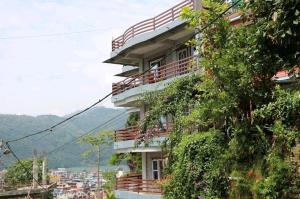 ein Gebäude mit Balkonen und Seitenpflanzen in der Unterkunft Northern Suite Home Apartment in Pokhara