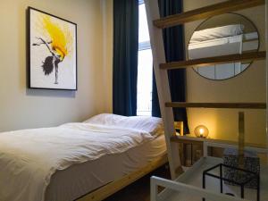 sypialnia z łóżkiem piętrowym obok okna w obiekcie Central and modern apartment in Oslo w Oslo
