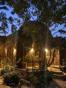 een huis 's nachts met lichten aan bij Nassimah in Giza