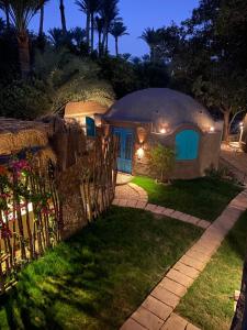 uma casa cúpula com um jardim à noite em Nassimah em Giza