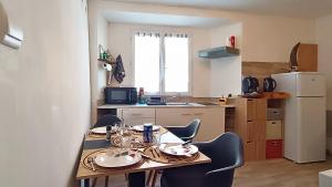 a small kitchen with a table and chairs in a room at Appartement Cosy T3 Oc Keys in Limoux