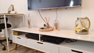 Un estante blanco con una TV encima. en Appartement Cosy T3 Oc Keys, en Limoux