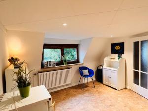 Habitación con escritorio y silla. en Froilein Sophie - Wlan, Küche, TV, en Malterdingen