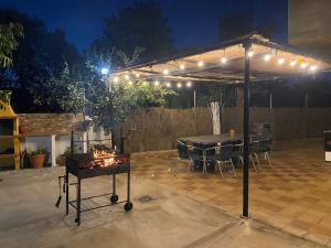 un patio con una mesa y una tienda con chimenea en "El Coberteras", en Cogollos de Guadix