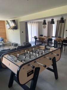Zimmer mit einem Tisch und einem Schachbrett in der Unterkunft CHALET LA FOUGERE 15 personnes 180m2 bauges Savoie Thoiry in Thoiry