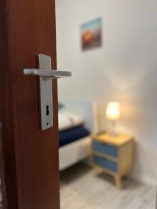 Postel nebo postele na pokoji v ubytování Fewo Sophie - Wlan, Küche, TV, WaMa, Haustiere auf Anfrage