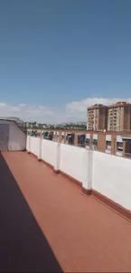 vistas al tejado de un edificio en Habitación individual en Alicante