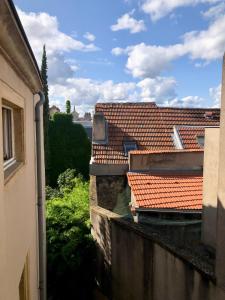 een uitzicht op de daken vanuit een raam van een gebouw bij N° 8 - Metz City Centre - Travail & Loisirs in Metz