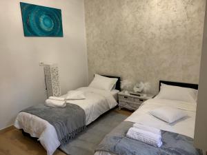 ein Schlafzimmer mit 2 Betten und einem Wandgemälde in der Unterkunft LUNA RESIDENCE SINAIA in Sinaia